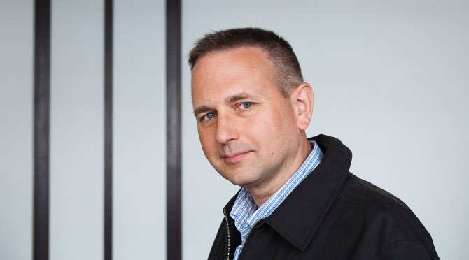 John-King-poursuit-son-analyse-de-la-societe-britannique-avec-Skinheads_w670_h372_zpse09f0811